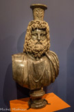 <center>Buste du dieu Sêrapis</center>Epoque romaine, 150 - 200 apr. J.-C. Marbre noir (Nero Antico).
Paris, musée du Louvre, département des Antiquités grecques, étrusques et romaines.
Sérapis est la forme hellénisée du dieu égyptien Osiris-Apis, honoré par les Grecs de Memphis avant ' l’arrivée d’Alexandre. Son culte est officialisé par les premiers Ptolémées qui l’associent à Isis.
Il est figuré comme un dieu grec analogue à Zeus et portant sur la tête une mesure de blé