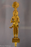 <center>Figurine d’Isis allaitant Horus l’enfant</center>Basse Époque, 664-332 av. J.-C.
Égypte, alliage cuivreux et placage d’or
Paris, musée du Louvre, département des Antiquités égyptiennes.
