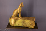 <center>Sarcophage de chat</center>surmonté d’une statuette de la déesse égyptienne Bastet
Basse Époque, 664 332 av. J. C.
Alliage cuivreux
Paris, musée du Louvre, département des Antiquités égyptiennes.