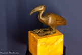 <center>Statuette d’ibis</center>Oiseau sacré du dieu égyptien Thot
Époque pharaonique, 664-332 av. J.-C.
Égypte, alliage cuivreux.
Paris, musée du Louvre, département des Antiquités égyptiennes.