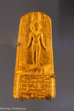 <center>Stèle d’Horus sur les crocodiles</center>Époque ptolémaïque, 323 30 av. J. C.
Égypte. Pierre. Paris, musée du Louvre, département des Antiquités égyptiennes. <br>Cette stèle magique figure l’enfant Horus debout sur deux crocodiles et empoignant des animaux dangereux: serpents, scorpion, oryx, lion. Elle protège des dangers et guérit les blessures comme Isis l’a fait pour son fils. I e visage de l’enfant montre des traces d’usure dues à l’utilisation de la stèle.