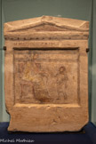 <center>Stèle funéraire grecque</center>figurant une défunte disant adieu à un petit garçon.
Époque ptolémaïque, 323-250 av. J.-C.
Égypte, Alexandrie Calcaire peint
Paris, musée du Louvre, département des Antiquités grecques, étrusques et romaines