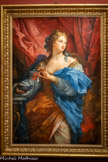 <center>Carlo Maratta ou Maratti</center>Camerano, 1625 - Rome, 1713)
Cléopâtre dissout la perle dans une coupe de vin.
1693 – 1695 Huile sur toile. 
Rome, VIVE – Vittoriano e Palazzo Venezia. <br>
Réalisé pour un cycle de femmes illustres, cette toile de Maratta connut un succès immense, et fut souvent copiée et dessinée.
La reine dispendieuse s’apprête à dissoudre une énorme perle dans une coupe de vinaigre (sous- catégorie du vin) selon Pline l’Ancien, un stratagème pour prouver à Marc Antoine ses richesses illimitées.
