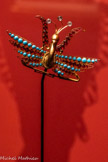 <center>Bijoux de scène</center>Large fibule représentant un oiseau. Métal doré, strass, pertes blanches et en verre coloré Paris, Bibliothèque nationale de France, département des Arts du spectacle, Fonds Chartes Dullin «Sarah Bernhardt»