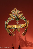 <center>Bijoux de scène de Sarah Bernhardt pour « Cléopâtre </center>Parure de tête au paon. Laiton, strass et perles en verre coloré Paris, collection particulière