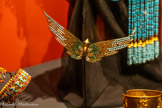 <center>Bijoux de scène</center>Fibule représentant un oiseau 1890
Métal doré, strass, perles blanches. Métal doré, strass, pertes blanches et en verre coloré Paris, Bibliothèque nationale de France, département des Arts du spectacle, Fonds Chartes Dullin «Sarah Bernhardt».