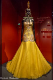 <center>Christian Dior par John Gafirar</center>(Gibraltar, né en 1960)
Robe en soie sauvage brodée et tulle de soie
Haute couture printemps -été 2004 Paris, Collection Dior Héritage.