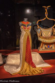 <center>Philippe Guillotel</center>(Paris, né en 1955). Costumes pour Monica Bellucci dans Astérix et Obélix : Mission Cléopâtre film d’Alain Chabat, 2002. Robe de Cléopâtre rouge et satin et sa coiffe.