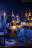 <center>Arnaldo POMODORO</center>(Morciano di Romagna, né en 1926)
Costumes de scène pour l’opéra
La Passione di Cleopatra, 1989
Réalisés par Gianni Versace
(Reggio de Calabre. 1946 - Miami Beach, 1997)
Masque de Cléopâtre
Parure de Cléopâtre
Masque et parure de Cléopâtre
Armure d'Oros
Armure de Marc Antoine
Masque dAnubis
Parure de Scirmione
Masque de Césarion
Masque dAnscio
Parure dAnubis
Parure d’Hilana
Fibre de verre, métal, cuir, peinture et patine Milan, Courtoisie de la Fondation Arnaldo Pomodoro.