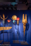 <center>Arnaldo POMODORO</center>(Morciano di Romagna, né en 1926)
Costumes de scène pour l’opéra
La Passione di Cleopatra, 1989
Réalisés par Gianni Versace
(Reggio de Calabre. 1946 - Miami Beach, 1997)
Masque de Cléopâtre
Parure de Cléopâtre
Masque et parure de Cléopâtre
Armure d'Oros
Armure de Marc Antoine
Masque dAnubis
Parure de Scirmione
Masque de Césarion
Masque dAnscio
Parure dAnubis
Parure d’Hilana
Fibre de verre, métal, cuir, peinture et patine Milan, Courtoisie de la Fondation Arnaldo Pomodoro. Ahmad Chawqi, pionnier de la littérature arabe moderne, compose La Passion de Cléopâtre en 1927. Cette pièce sera montée sous la direction de Cherif durant l’été 1989 dans le cadre du Festival Orestiadi, sur les ruines de Gibellina. Arnaldo Pomodoro, grand sculpteur italien, a conçu des costumes et une scénographie intégrant son langage sculptural.