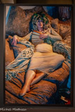 <center>Cindy Sherman</center>(Glen Ridge, New Jersey, née en 1954) Untitled #282,1993 (production 2025)
Exemplaire d’exposition Impression couleur chromogène 228,6 x 152,4 cm
Avec l’autorisation de l’artiste et de Hauser & Wirth. <br>
L’artiste se grime en une figure hybride, à la fois Méduse, Vénus et Cléopâtre, adoptant les codes des représentations stéréotypées des femmes lascives et alanguies des orientalistes. Néanmoins, la frontalité du personnage dans sa posture et dans son regard inverse le rôle classique des modèles féminins traités comme objets pour la transformer en sujet, provoquant le regard des hommes et dénonçant leur voyeurisme.