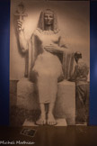 <center>Mahmoud Mokhtar</center>achevant sa statue de la Haute Egypte placée au bas de son Monument à Saad Zaghloul
(Mehallah El-Koubra, 1891- Le Caire, 1934) Alexandrie, entre 1927 et 1934 Photographie anonyme Égypte, Archives Emad Ghazi.
Dans les années 1920, l’Égypte connaît une effervescence nationaliste, notamment dans les arts avec le pharaonisme qui puise son inspiration dans l’iconographie de l’Égypte antique. Mahmoud Mokhtar, figure centrale de ce renouveau artistique, érige de grandes sculptures, dans l’espace public. Avant sa disparition, il avait envisagé de créer un monument en l’honneur de Cléopâtre, un projet qui ne sera finalement jamais réalisé.
