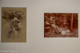 <center>Musée J.J. Henner</center>Jeanne Smith, Henner assis sur un banc avec son chien dans son jardin. Entre 1889-1900.