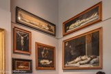 <center>L'atelier de  J.J. Henner</center>A droite : Le Christ au tombeau
Vers 1884 Huile sur toile
Réplique du tableau du Salon de 1884 (Lille, Palais des Beaux-Arts)
Donation Marie Henner
<br> Le Christ aux donateurs
Entre 1886 et 1802 Huile sur toile
Le peintre a repris Le Christ au linceul du Salon de 1896 dans ce Christ aux donateurs auquel il adjoint par la suite dans la partie gauche des membres de sa famille : sa belle-sœur et ses neveux Jules et Eugénie. Les sujets religieux, en particulier les représentations du Christ, sont récurrents dans l’œuvre de Henner. Plus que d’un sentiment religieux, ils sont l’expression d'une profonde méditation sur la mort.
Donation Marie Henner