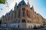 <center>L'hôtel Gaillard.</center>Grand collectionneur d’art, Émile Gaillard, régent de la Banque de France, décide de faire bâtir un hôtel particulier en plein centre de la plaine Manceau pour mettre ses d’objets d’art. En 1878, il achète un terrain face à l’hôtel du peintre Meissonnier, et charge l’architecte Victor-Jules Février de lui édifier la demeure de ses rêves. S’inspirant des châteaux de Blois et de Gien, Février construit de 187 à 1884 ce petit palais de brique et de pierre dans le goût Renaissance de l'époque, si bien représenté dans la plaine Monceau. En 1919, la Banque de France achète l'hôtel pour y installer une succursale.