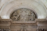 <center>L'Institut de France. </center> Sur le couronnement, encadrant les armes de Mazarin, allégories de la Religion et de la Charité.