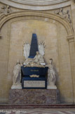 <center>Les Invalides. </center> Le monument de Vauban. Dans les écoinçons, la Tempérance et la Prudence.