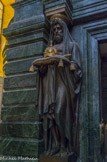 <center>Les Invalides. </center> L’accès à la crypte se fait par un escalier menant à une lourde porte de bronze encadrée de deux statues de Duret.