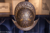 <center>Les Invalides. </center> Le morion est un casque européen en usage aux XVIe et XVIIe siècles, ouvert. Il est caractérisé par sa haute crête.