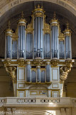 <center>Les Invalides. </center> L'orgue de tribune est l'œuvre du facteur du roi, Alexandre Thierry. Il a été construit entre 1679 et 1687, et restauré plusieurs fois depuis. Le buffet date de 1683. Le dessin est de Jules Hardouin-Mansart, la réalisation est due à Germain Pillon. À noter que la première représentation du Requiem de Berlioz a été donnée à l'église Saint-Louis-des-Invalides en 1837. Deux atlantes squpportent le buffet de l'orgue. Dans des médaillons, des chérubins.