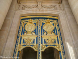 <center>Les Invalides. </center> La porte sud du dôme, en bronze, décorée à l'or.