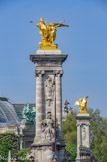 <center>Pont Alexandre III. </center> Deux des quatre pylônes surmontés de renommées en bronze doré. Les C, les cartouches et la décoration de ces quatre pylônes sont dus au sculpteur Abel Poulin