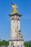 <center>Pont Alexandre III. </center> Rive gauche, amont  : La Renommée au combat, de Pierre Granet. A la base, La France à la Renaissance (Jules Coutan).