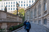 <center>Musée Jacquemart-André</center>La cour est fermée par un mur en hémicycle rythmé de refends et d'arcatures aveugles, qui comporte en son centre une arche qui était percée pour permettre l'accès à un manège, une sellerie, des écuries pour 14 chevaux et une remise pour treize voitures.