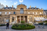 <center>Musée Jacquemart-André</center>Sur la cour d'honneur, la façade principale comporte un avant-corps percé de baies en plein cintre et orné de quatre colonnes ioniques. On y accède par un escalier flanqué de deux lions assis et de deux imposants lampadaires.