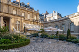 <center>Musée Jacquemart-André</center>Sur les côtés, la façade se développe sur deux niveaux percés d'ouvertures rectangulaires et surmontés d'une corniche et une balustrade sommée de vases en pierre.