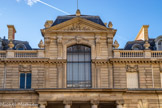 <center>Musée Jacquemart-André</center>Au milieu et au-dessus de l'avant-corps, il y a une très grande fenêtre d'atelier de peintre surmontée d'un fronton triangulaire.