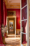 <center>Le salon des peintures</center>Le salon des peintures est une antichambre, pièce de circulation qui précède le grand salon. Éclairée de l’extérieur par trois baies vitrées, il introduit progressivement le visiteur à l’intérieur des grands appartements. On suit d’un panneau à l’autre l’accrochage qui, selon la volonté d’Édouard André et de sa femme, fait alterner œuvres décoratives, dessus de portes, compositions mythologiques, natures mortes, paysages et portraits.
Boucher, Chardin, Canaletto, Nattier sont les artistes prestigieux qui ont été rassemblés dans le salon des peintures. Ils accueillent ici le visiteur, comme ils accueillaient déjà, il y a plus de 100 ans, les hôtes de Monsieur et Madame André, faisant de ce premier salon, une extraordinaire galerie de peintures. Édouard André et Nélie Jacquemart avaient une passion pour la peinture du XVIIIe siècle que la grande bourgeoisie redécouvrait après l'avoir longtemps jugée trop frivole.