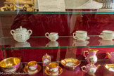 <center></center>Déjeuner chinois réticulé composé d’une théière, d’un pot à lait, d’un sucrier et de quatre tasses et sous tasses.
Manufacture Nationale de Sèvres, Jules Constant PEYRE
Porcelaine, or 1878 <br>
Déjeuner composé d’une théière, d’une fontaine, d’une boîte à thé, de bols, tasses et sous tasses Manufacture de Meissen, Saxe
Porcelaine dure Vers 1770