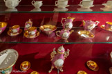 <center></center>Déjeuner composé d’une théière, d’une fontaine, d’une boîte à thé, de bols, tasses et sous tasses Manufacture de Meissen, Saxe
Porcelaine dure Vers 1770 <br>
Service vert et or au chiffre d’Édouard André, deux corbeilles à fruits et deux services muets Atelier de décoration RIHOUËT et LEROSEY, Paris
Porcelaine dure de Limoges Après 1857.