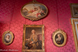 <center>Le salon des peintures</center>Vénus se parant des bijoux de Junon François BOUCHER (1703-1770)
Huile sur toile vers 1738. <br>
Portrait d'homme Jean-François de TROY (1679-1752)
Huile sur toile vers 1750. <br>
Portrait d'enfant jouant avec un chat François-Hubert DROUAIS (1727-1775)
Huile sur toile 1765. <br>
Portrait de fillette
Attribué à Louis-Roland TRINQUESSE
(1745-1800)
Huile sur toile Vers 1785-1790