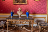 <center>Le salon des peintures</center>Buste d’homme Augustin PAJOU (1730-1809)
Terre cuite Vers 1760.<br>
Paire de vases Chine
Porcelaine et monture en bronze doré Époque Kangxi, XVIIIe siècle