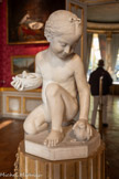 <center>Le salon des peintures</center>Fillette aux tourterelles. Luigi Pampaloni (1791 -1847). Marbre. Vers 1830.