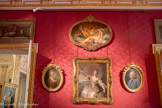 <center>Le salon des peintures</center>Portrait de Suzanne Jarente de La Reynière Alexandre ROSLIN (1718-1793)
Huile sur toile 1764
<br> Vénus endormie, veillée par l’Amour François BOUCHER (1703-1770)
Huile sur toile Vers 1738 <br>
Portrait de Françoise-Renée de Carbonnel de Canisy, marquise d’Antin Jean-Marc NATTIER (1685-1766). Huile sur toile 1738<br> Portrait de Laurent Grimod de La Reynière Alexandre ROSLIN (1718-1793)
Huile sur toile 1764.  <br> Quatre dessus de portes : Vases de porphyre garnis d’une guirlande de fleurs Louis TESSIER (1719-1786)
Huile sur toile Vers 1780