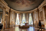 <center>Le grand salon</center>Après avoir attendu dans le salon des peintures, les invités découvraient ce grand salon, pièce de réception par excellence. C’est là qu’Édouard André accueillait ses invités. Lors de réceptions très importantes, il pouvait faire disparaitre les cloisons latérales au moyen de vérins hydrauliques pour réunir le salon des peintures, le grand salon et le salon de musique adjacent en un seul espace. Édouard André et Nélie Jacquemart pouvaient y recevoir un millier d'invités lors de fêtes somptueuses auxquelles se pressait le tout Paris de l'époque.
Ce salon se distingue des autres pièces par son plan semi-circulaire qui rappelle la préférence du XVIIIe siècle pour la courbe au détriment de la ligne droite. Sa décoration mêle des éléments du XVIIIe siècle à des éléments réalisés au moment de la construction de l’hôtel. Ainsi est composé un ensemble très harmonieux, typique de l'art décoratif qui se met en place à cette époque et fait coexister meubles, objets anciens et copies de style : c'est ce que l'on appelle l'éclectisme.

Pas de peintures ici mais une belle collection de bustes en marbre du XVIIIe siècle créant une galerie de sculptures. Les traits de personnages illustres y sont reconnaissables : des hommes politiques mais aussi des artistes célèbres taillés par des sculpteurs de talent : Coysevox, Lemoyne, Houdon et Michel-Ange Slodtz.