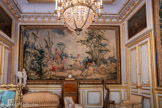 <center>Le salon des tapisseries</center>Ce salon, dit des tapisseries, vous introduit dans une série de salons plus intimes qu’Edouard André et sa femme affectaient à leur vie privée et à leurs affaires. Ce salon est l’antichambre précédant leur cabinet de travail. Il offre la particularité d’avoir été adapté aux dimensions des tentures qui le décorent, qu’Edouard André possédaient déjà avant la construction de l'hôtel. 
Les trois tapisseries faisaient partie d’un ensemble dit des 