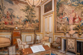 <center>Le salon des tapisseries</center>Secrétaire cartonnier surmonté d’une horloge
Joseph BAUMHAUER, ébéniste Charles LEROY horloger Robert OSMOND, bronzier
Bois de rose et d’amarante, bronze doré Vers 1765. <br> Cheminée provenant de La Folie Titon (Hôtel Titon du Tillet), rue de Montreuil à Paris. Marbre blanc, bronze doré
XVIIIe siècle