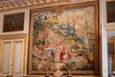 <center>Le salon des tapisseries</center>Tapisseries de la série des Jeux russiens : le musicien, la danse, la diseuse de bonne aventure (ici) Manufacture royale de Beauvais D’après les cartons de J.B. LEPRINCE (1734-1781). En haut : Armes de France et de Navarre Basse lisse, laine et soie
XVIIIe siècle. Dessus de plorte : l'Air.