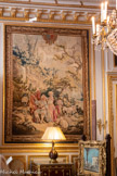 <center>Le salon des tapisseries</center>Tapisseries de la série des Jeux russiens : le musicien (ici), la danse, la diseuse de bonne aventure Manufacture royale de Beauvais D’après les cartons de J.B. LEPRINCE (1734-1781)
Armes de France et de Navarre Basse lisse, laine et soie
XVIIIe siècle