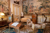 <center>Le salon des tapisseries</center>Duchesse brisée Georges JACOB
Paris
Bois de hêtre et noyer dorés Vers 1780 <br> Chaise «courante» et à la Reine Attribuée à Jean-Baptiste-Claude SÉNÉ Paris
Bois de noyer sculpté et doré. Vers 1785 – 1788
