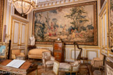 <center>Le salon des tapisseries</center>Au fond, Suite de deux marquises à la Reine et canapé «en ottomane »
Pierre OTHON (maître en 1760)
Paris
Bois de hêtre peint et doré
Vers 1775
<br> Harpe à simple mouvement, à décor de chinoiseries COUSINEAU, Père et Fils, luthiers
Bois sculpté, doré et peint, vernis Martin Entre 1783 et 1791
