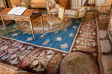 <center>Le salon des tapisseries</center>Le parquet est recouvert d’un tapis de la Savonnerie . Tapis bleu aux attributs des arts et des sciences
Manufacture Royale de la Savonnerie
Début du XIXe siècle
Vers 1785-1788
