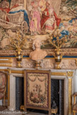 <center>Le salon des tapisseries</center>Buste de Charles-Frédéric de la Tour du Pin, marquis de Gouvemet Edmé BOUCHARDON (1698-1762)
Terre cuite
Vers 1736
<br> Paire de vases à trois bras de lumière, en forme de branches de lys France
Bronze patiné et doré
XVIIIe siècle. <br>Écran de cheminée : La cueillette des cerises
Manufacture Royale de Beauvais Bois sculpté, laine
XVIIIe siècle. <br> Frise au-dessus de la cheminée : Le triomphe de Galatée CLODION (1738-1814)
Bas-relief en terre cuite
XVIIIe siècle.