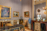 <center>Le cabinet de travail </center>Vases à décor bleu figurant des personnages vêtus à l’occidentale Compagnie des Indes Porcelaine de chine
Vers 1700-1710
<br> La Danse
Jean-Baptiste Joseph PATER (1695-1736)
Huile sur toile
Avant 1728
