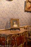 <center>Le cabinet de travail </center>Commode à deux tiroirs. Jean DEFORGE
Bois de palissandre, laque de Chine, bronze doré, marbre brèche d’Alep.
Vers 1730. <br> Portrait de Madame Edouard-André, Nélie Jacquemart. Antoine-Ernest HEBERT (1817-1900). Huile sur toile, 1899.