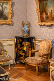<center>Le cabinet de travail </center>Paire d’encoignures. Attribuée à Jean DEFORGE
Vernis Martin, bois de satiné, d’amarante et de chêne, bronze doré, marbre Portor Vers 1740-1745. <br> Paire de vases à fond bleu et monture Japon
Porcelaine peinte, bronze doré
XIXe siècle <br> Suite de fauteuils à la Reine, couverts de tapisseries d’origine à décor des Fables de La Fontaine, Manufacture de Beauvais. 
Jacques CHENEVAT d’après les cartons de J.B. OUDRY
Bois de noyer redoré
Vers 1760-1765.